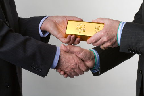 Golden handshake là khoản tiền công ty trả cho bạn khi rời nhiệm sở.