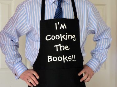 Là kế toán, bạn có dám "cook the book" không?