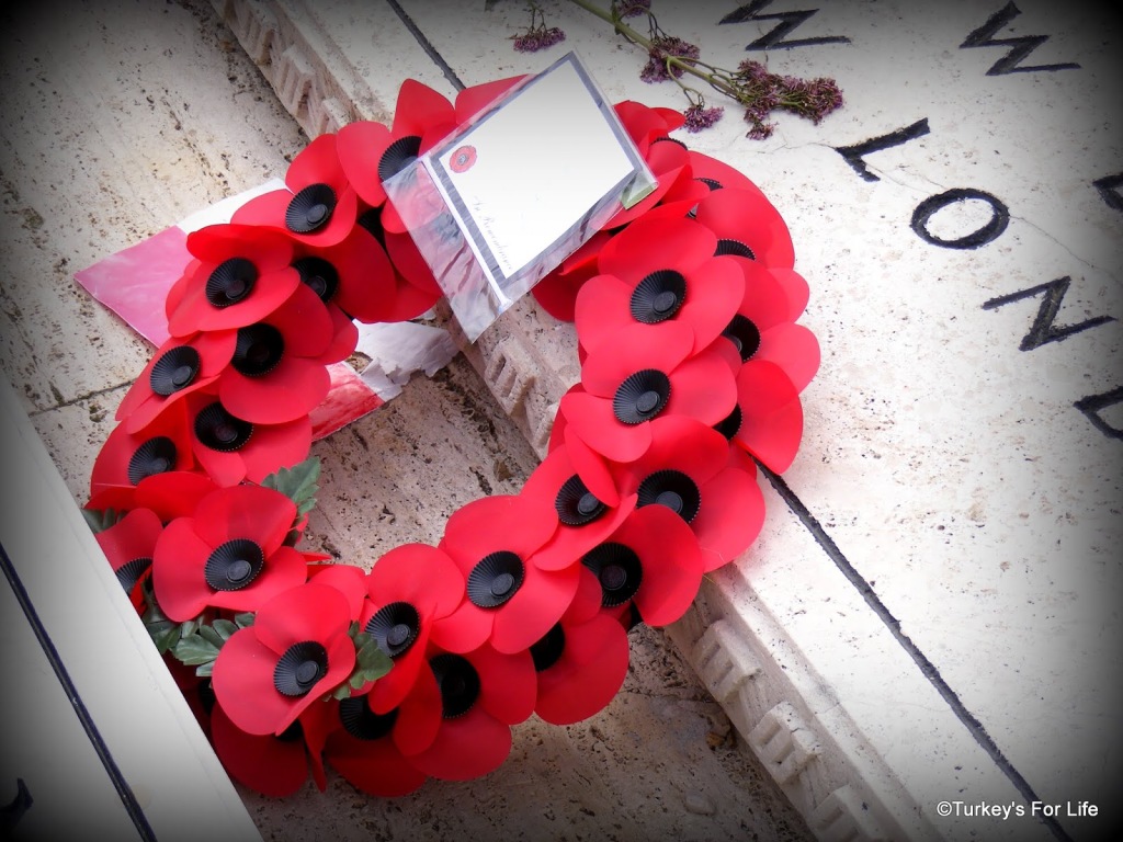 Một vòng hoa tưởng niệm kết bằng những bông hoa anh túc giấy trong ngày Remembrance Day ở Anh